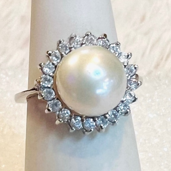 Silvertone with fake pearl and simulated diamonds costume ring size 6​ - Picture 1 of 3